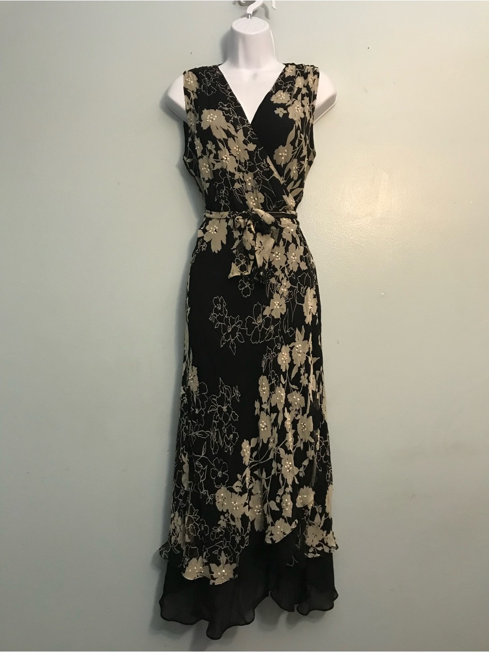 Black Floral V-Neck Sleeveless Maxi Dress with Tie Waist